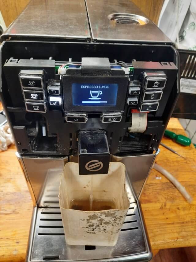 Замена двигателя заварочного устройства в кофемашине Saeco и очистка от накипи